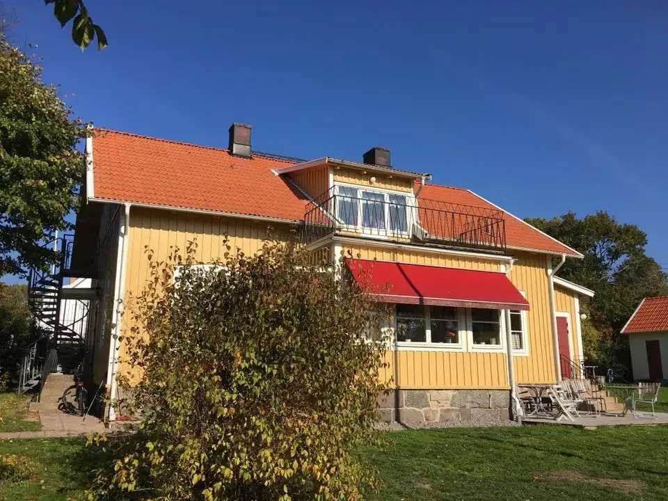 Aspö församlingshem, ett gult trähus med rött tak