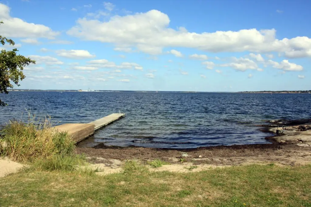 Strand och brygga vid Aspö havsbad