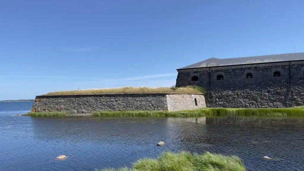 Drottningskärs kastell vid vattnet på Aspö