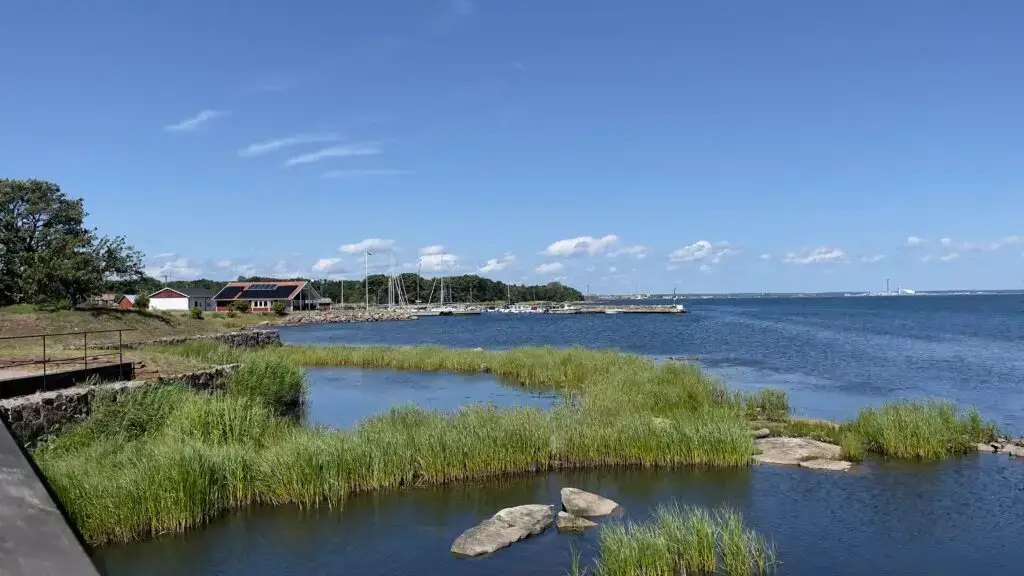 Utsikt mot hamnen på Aspö från strandkanten